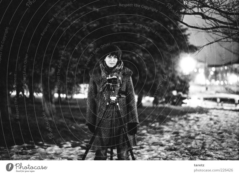 Nachtfotografie Stil Fotograf Fotokamera Stativ feminin Frau Erwachsene 1 Mensch 18-30 Jahre Jugendliche Winter Schnee Park Blick warten elegant schön Interesse