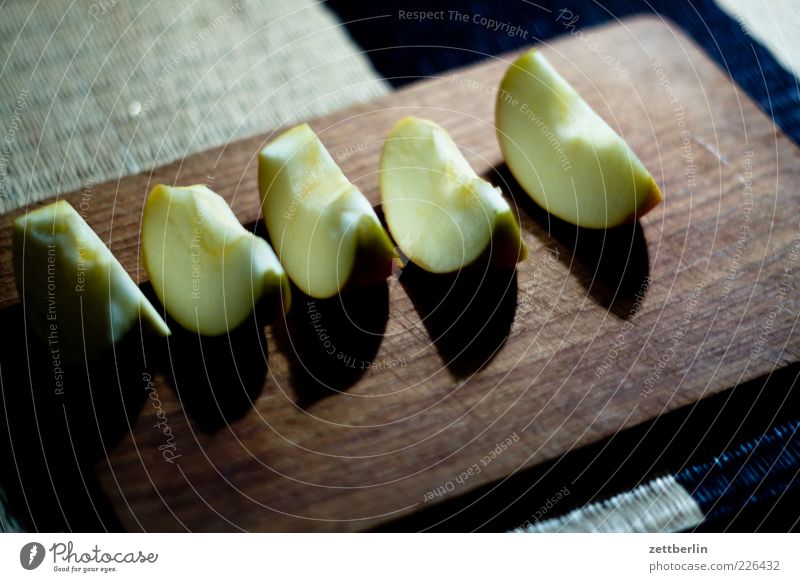 Äpfelchen im Gärtchen Lebensmittel Frucht Apfel Ernährung Bioprodukte Vegetarische Ernährung Diät Slowfood Fingerfood Gesundheit Tisch gut Schneidebrett