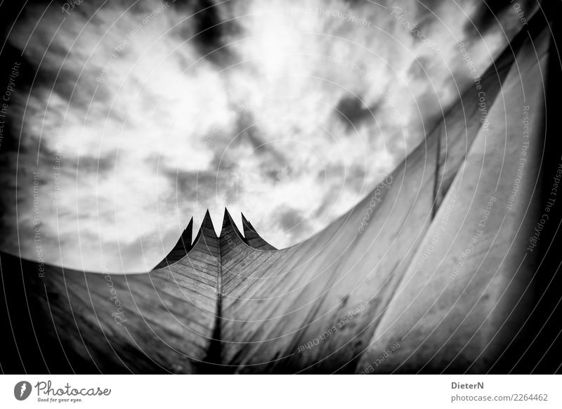Tempodrom Wolken Berlin Menschenleer Bauwerk Gebäude Architektur Dach Wahrzeichen grau schwarz weiß Vignettierung Schwarzweißfoto Außenaufnahme