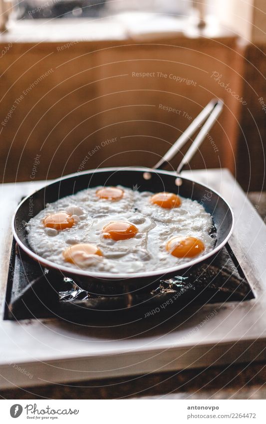 Rührei Pfanne Lebensmittel Frühstück braun gelb weiß Hähnchen Abendessen Farbfoto