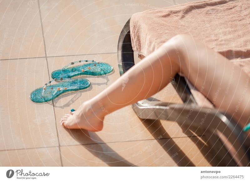 Hausschuhe und Bein Beine Fuß blau braun gold Frau Haut niedlich genießen Erwachsene Farbfoto Außenaufnahme Tag