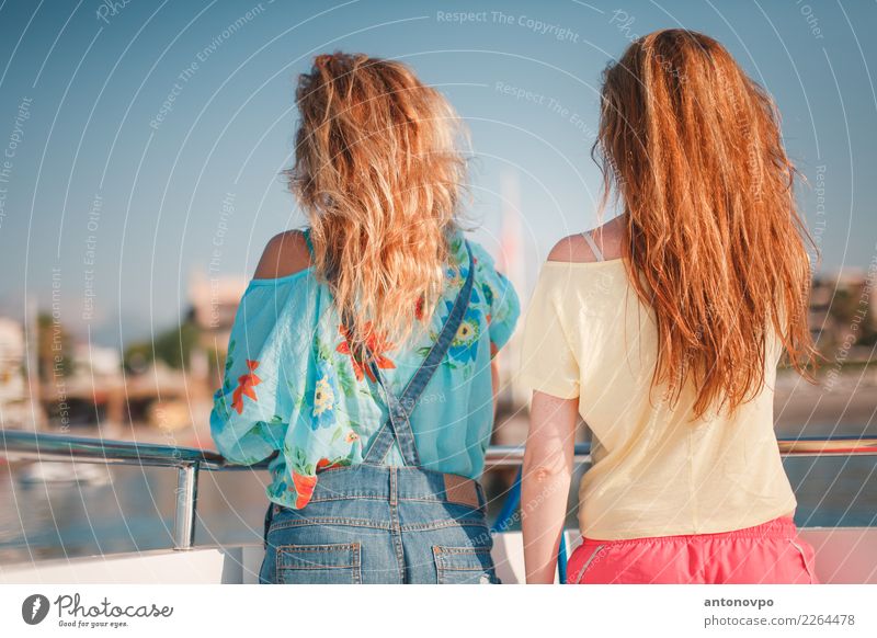 Mädchen auf einer Yacht Junge Frau Jugendliche Haare & Frisuren 2 Mensch Bootsfahrt Kreuzfahrtschiff Jacht Motorboot blau braun gelb Lifestyle Farbfoto