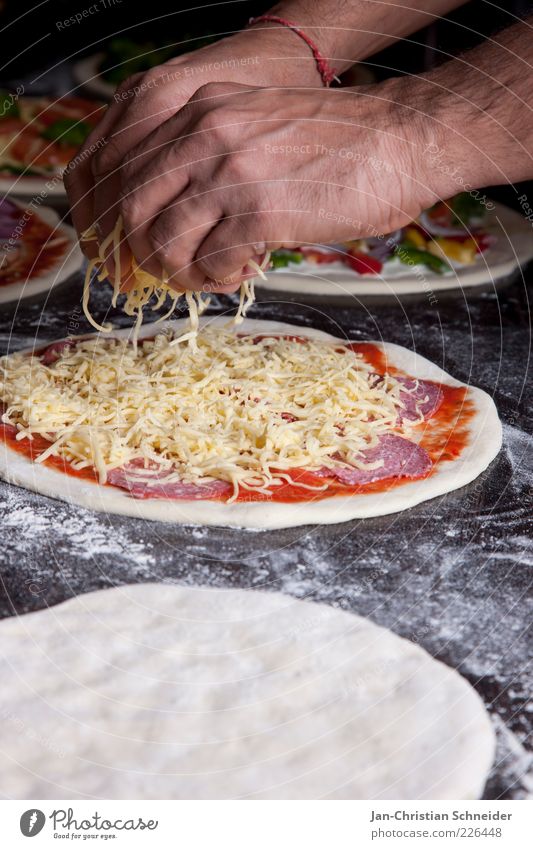 Pizza Wurstwaren Käse Ernährung Fastfood Fingerfood Italienische Küche Farbfoto Studioaufnahme Zentralperspektive belegen Hand machen Salami Essen zubereiten