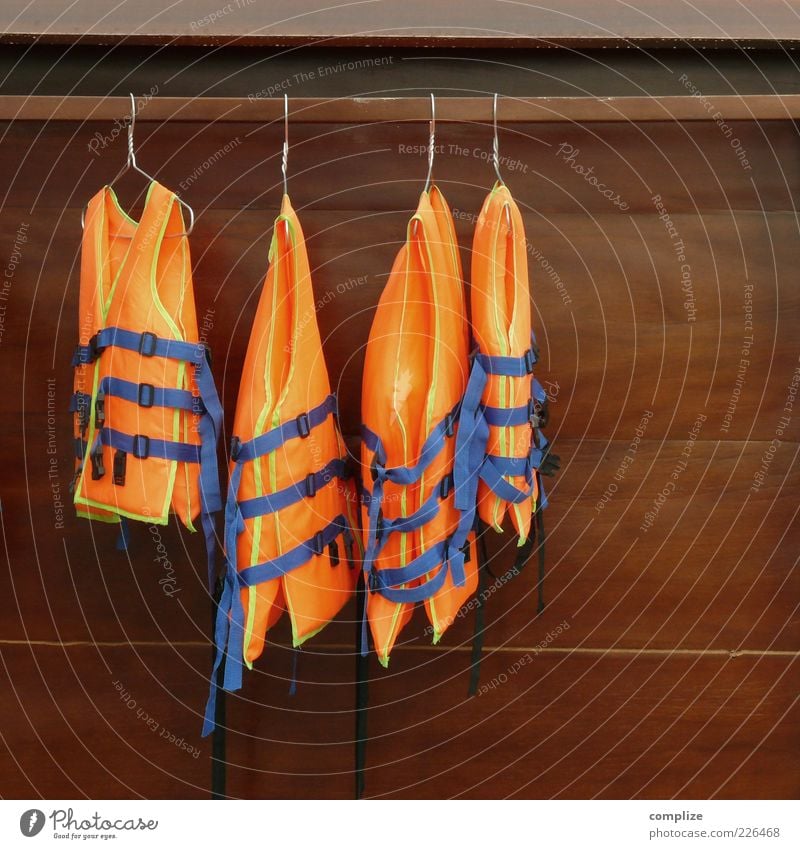 Bademode 2015 Bekleidung Arbeitsbekleidung Schutzbekleidung Schwimmen & Baden Sport orange Schwimmweste SOS Kleiderschrank Kleiderbügel Menschenleer Sicherheit