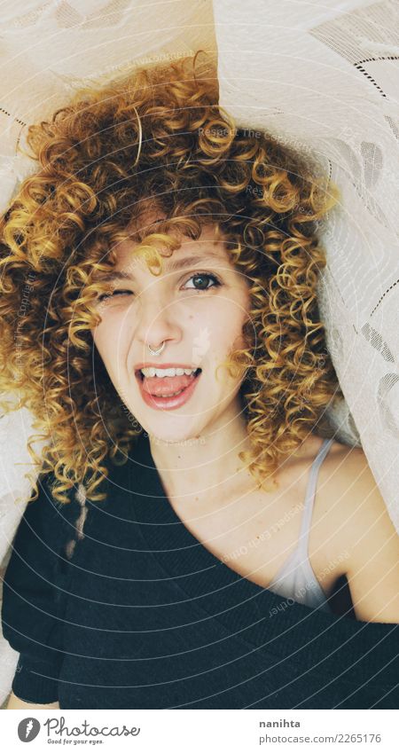 Junge blonde Frau, die heraus ihre Zunge haftet Lifestyle Stil Freude schön Gesicht Mensch feminin Junge Frau Jugendliche 1 18-30 Jahre Erwachsene T-Shirt