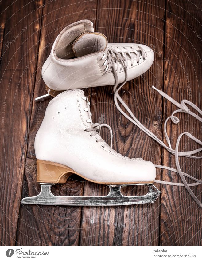 Lederschuhe für Eiskunstlauf Winter Sport Wintersport Schuhe Holz alt oben retro braun weiß Freizeit & Hobby Antiquität Hintergrund Klinge Holzplatte Entwurf