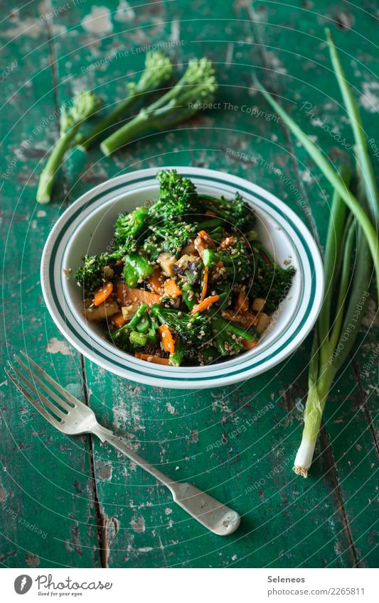 Fitnessfood Gesundheit Gesunde Ernährung Salatbeilage Brokkoli Zwiebel Frühlingszwiebel Karotten Möhren Sesam Vegane Ernährung Vegetarische Ernährung