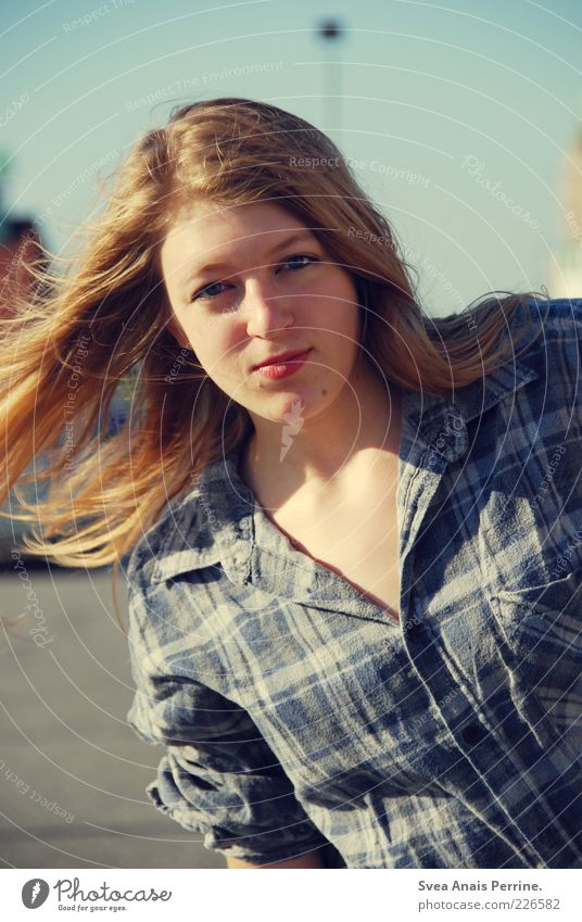 sommer 2009. Lifestyle feminin Junge Frau Jugendliche 18-30 Jahre Erwachsene Hemd Haare & Frisuren blond langhaarig blau Gefühle Coolness Farbfoto Außenaufnahme