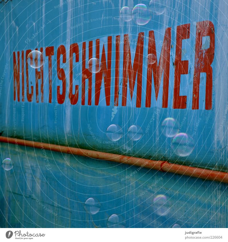 Nichtschwimmer Schwimmbad Zeichen Schriftzeichen blau rot Freude Seifenblase Schweben Farbfoto Außenaufnahme Menschenleer Tag Reflexion & Spiegelung Wand