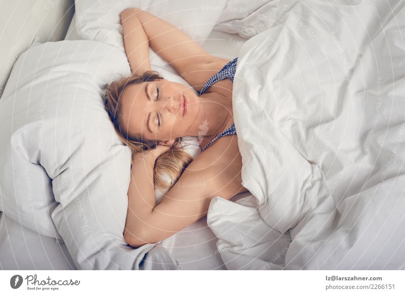 Frau, die im Bett unter Steppdecke schläft Lifestyle schön Gesicht Erholung Haus Schlafzimmer Mensch Erwachsene 1 45-60 Jahre alt Lächeln schlafen träumen