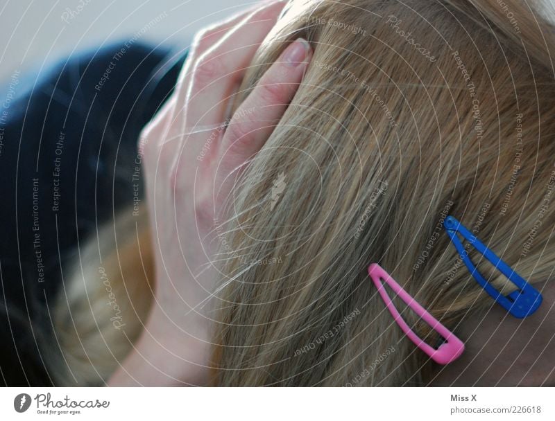 rosa + blau Mensch feminin Haare & Frisuren Hand 1 Accessoire blond schön Haarspange Haarschmuck Farbfoto Nahaufnahme Detailaufnahme Schwache Tiefenschärfe