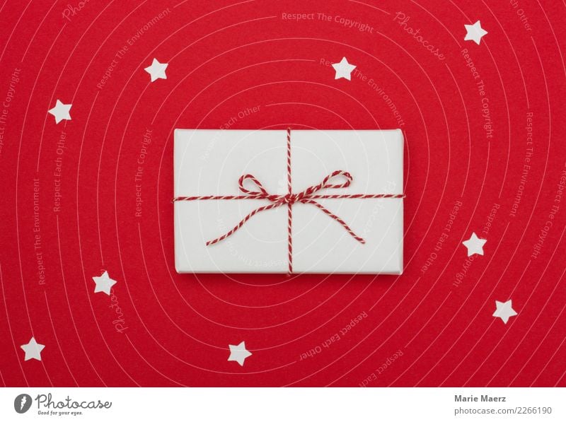Weihnachtsgeschenk mit Sternchen Weihnachten & Advent glänzend kaufen einfach schön rot Freude Vorfreude Sympathie Wunsch Geschenk Schleife Farbfoto