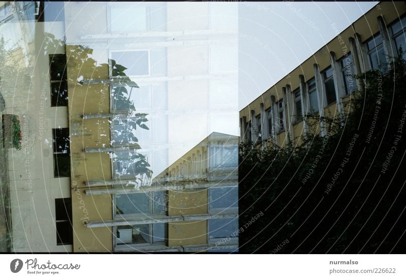 FH doppel Lifestyle Umwelt Haus Hochhaus Potsdam Fassade Fenster Bewegung dunkel eckig trashig trist verrückt Einsamkeit stagnierend durcheinander Fehler