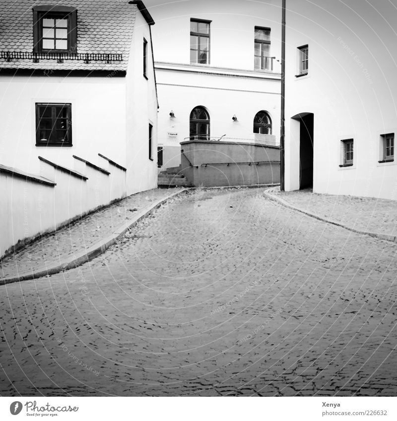Frankensteins Stadt Haus Kleinstadt Altstadt Menschenleer Bauwerk Gebäude schwarz weiß ruhig Einsamkeit ausdruckslos Geisterstadt Kopfsteinpflaster