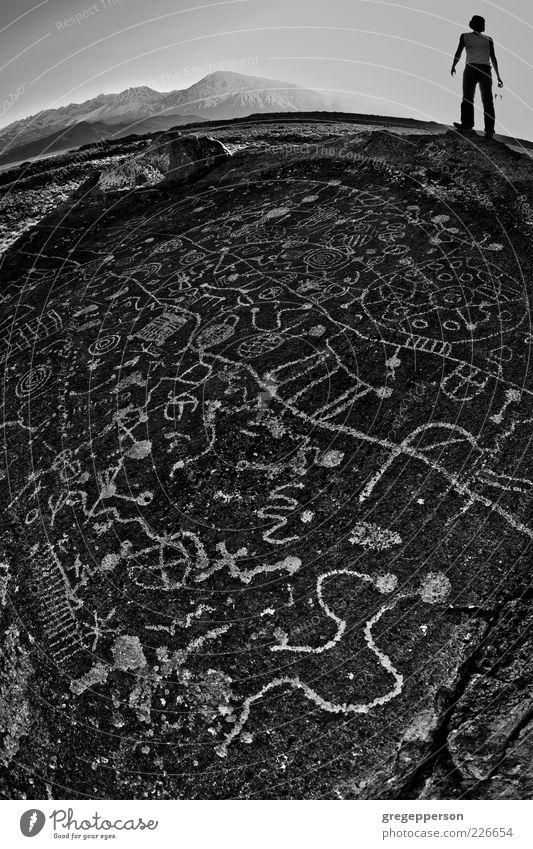 Petroglyphentafel. Abenteuer wandern Klettern Bergsteigen 1 Mensch 18-30 Jahre Jugendliche Erwachsene Kunstwerk Erde Schriftzeichen entdecken geheimnisvoll