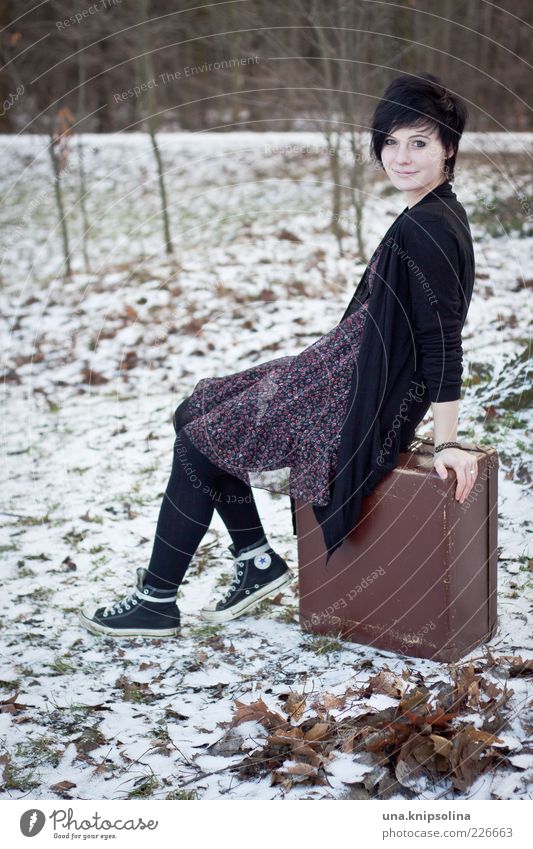 suitcase Ferien & Urlaub & Reisen Ausflug Freiheit Winter Schnee Winterurlaub feminin Junge Frau Jugendliche Erwachsene 1 Mensch 18-30 Jahre Natur Eis Frost