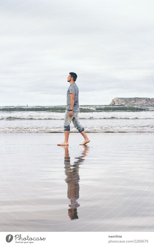 Mann, der entlang den Strand geht Lifestyle Gesundheit Wellness harmonisch Wohlgefühl Erholung Ferien & Urlaub & Reisen Tourismus Ausflug Abenteuer Freiheit