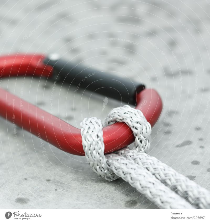 absichern Metall grau rot weiß Risiko Karabiner Seil Absicherung Farbfoto Außenaufnahme Nahaufnahme Detailaufnahme Makroaufnahme Menschenleer