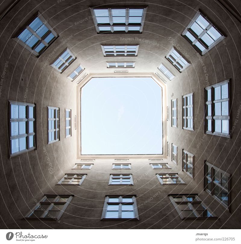 Windows Wolkenloser Himmel Gebäude Architektur Fassade Fenster groß hoch Perspektive Symmetrie Hinterhof himmelwärts Wien Farbfoto Außenaufnahme