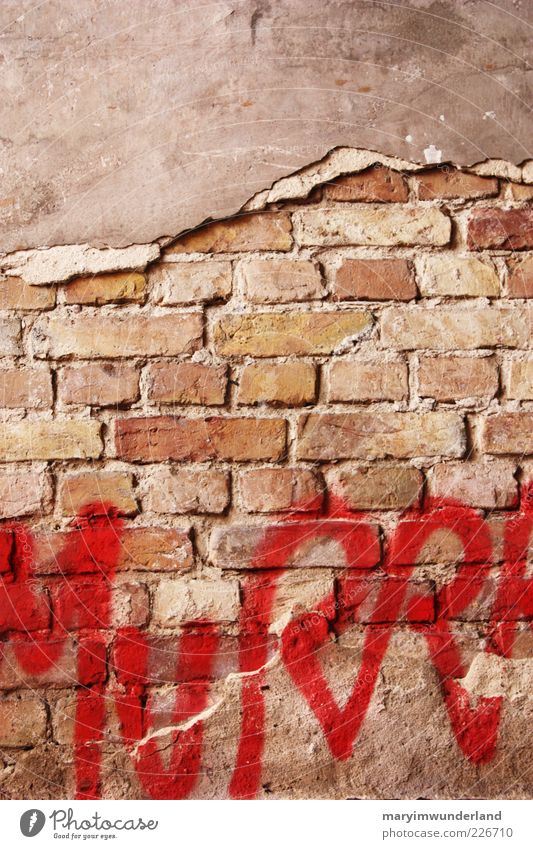 freigelegt Fassade Diät rot Graffiti Kunst Straßenkunst Mauer Backstein Putz Schriftzeichen Buchstaben Farbstoff Menschenleer Backsteinwand kaputt Großbuchstabe