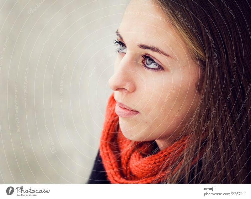 rotorange feminin Junge Frau Jugendliche Gesicht 1 Mensch 18-30 Jahre Erwachsene schön einzigartig Schal Kopf Blick neutral Farbfoto Außenaufnahme