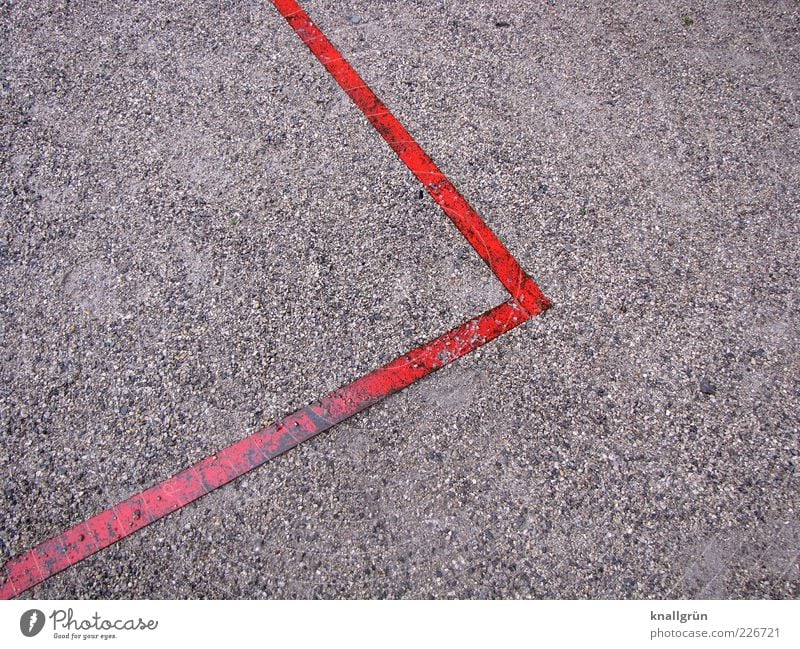 Abgrenzung Schilder & Markierungen eckig grau rot Ordnung Linie Grenze Spielfeldbegrenzung rechtwinklig 90  Grad Winkel Kieselsteine Begrenzung nass Farbfoto