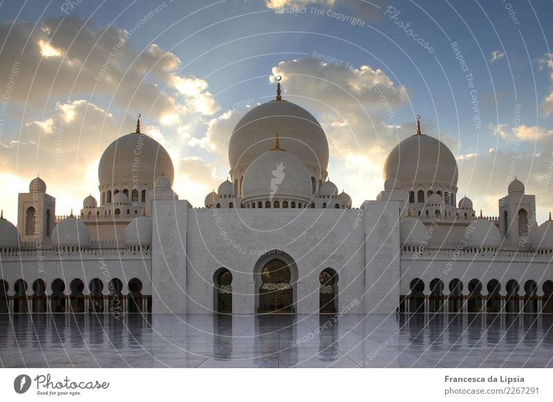 Scheich-Zayid-Moschee in der Abenddämmerung Abu Dhabi Vereinigte Arabische Emirate Asien Palast Platz Architektur Turm Dach Kuppeldach Arkaden Eingang Tor