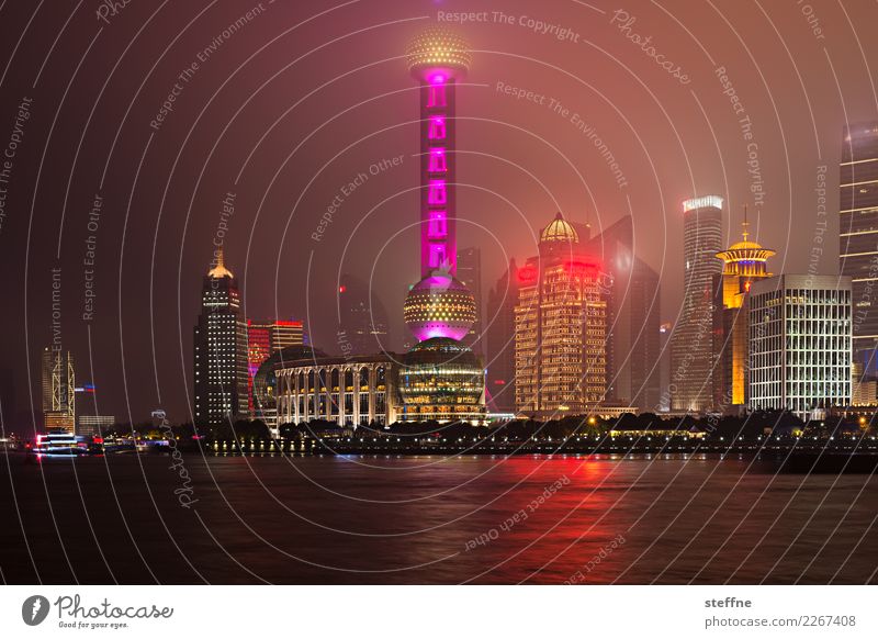. Stadt Skyline überbevölkert außergewöhnlich China Shanghai mehrfarbig Neonlicht Pu Dong Farbfoto Außenaufnahme Menschenleer Textfreiraum unten