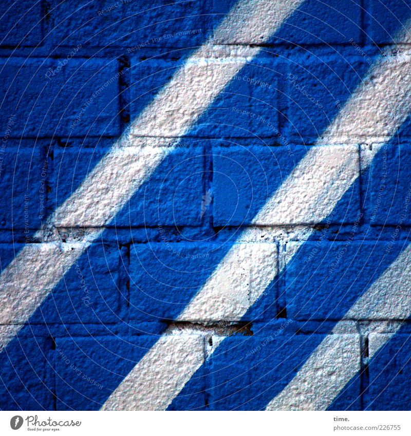 Stones & Stripes Kunst Mauer Wand Stein Streifen blau weiß gewissenhaft Ordnungsliebe Interesse Hemmung Farbe Mauerstein diagonal Fuge bemalt Farbstoff