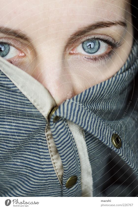 zugeknöpft Stil Mensch feminin Frau Erwachsene Kopf Auge Mode Pullover Gefühle geschlossen Kragen gestreift verpackt umhüllen Knöpfe Blick Blick in die Kamera