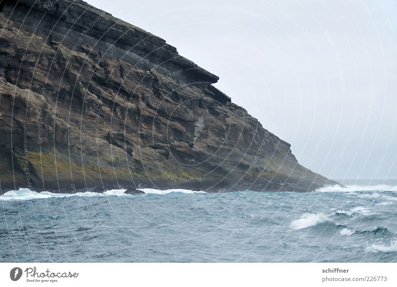 steil Natur Landschaft Urelemente Wasser Wolken Horizont schlechtes Wetter Wind Sturm Regen Felsen Vulkan Wellen Küste Bucht Fjord Riff Meer Insel bedrohlich