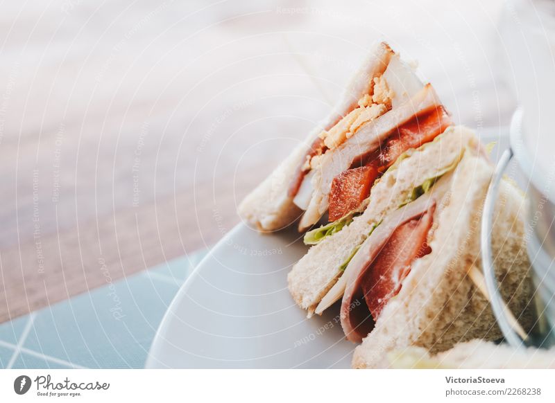 Frisches gesundes Sandwich mit Brot, Schinken und Gemüse. Käse Essen Frühstück Mittagessen Abendessen Tisch Club Disco Holz frisch lecker grün weiß