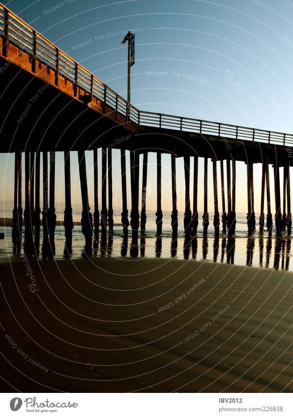 under the pier Ferien & Urlaub & Reisen Strand Meer Sand Wasser Küste ruhig Erholung Kalifornien Anlegestelle Brücke Brückenpfeiler Konstruktion USA Amerika
