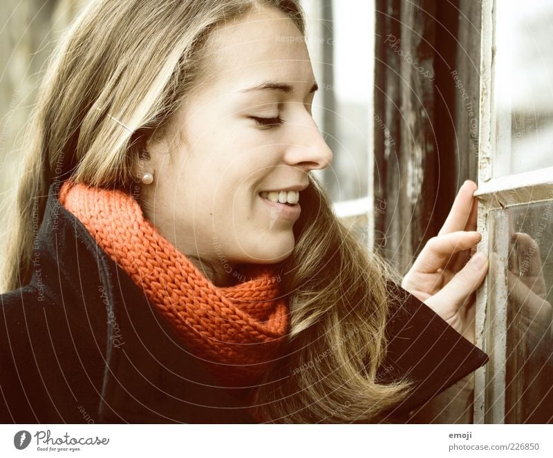 (: feminin Junge Frau Jugendliche 1 Mensch 18-30 Jahre Erwachsene schön Fenster Lächeln Kopf Gesicht Profil Farbfoto Außenaufnahme Blick nach unten Neugier