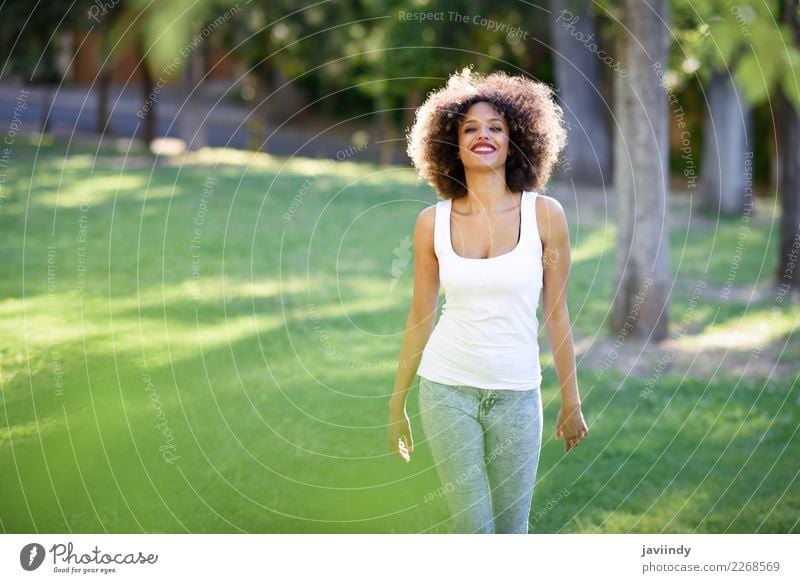 Gemischte Frau mit Afro-Frisur lächelnd im Stadtpark Lifestyle Haare & Frisuren Sommer Mensch feminin Junge Frau Jugendliche Erwachsene 1 18-30 Jahre Park