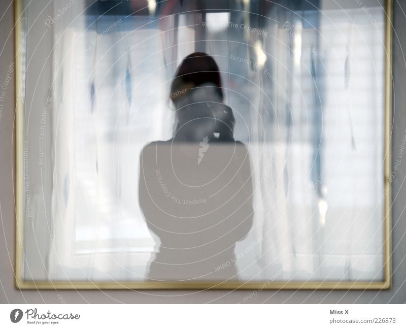 Miss X Mensch 1 dünn Fotografieren Spiegel Spiegelbild Rahmen Innenaufnahme Silhouette Reflexion & Spiegelung Unschärfe Oberkörper Tag