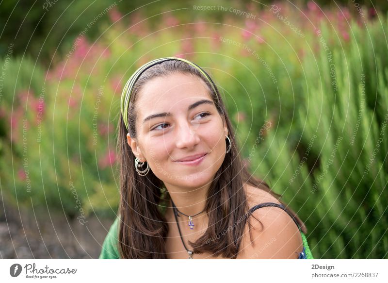 Portrait eines schönen Lächelns der jungen Frau im Freien Lifestyle Freude Erholung Ferien & Urlaub & Reisen Sommer Schule Schulkind Erwachsene Jugendliche