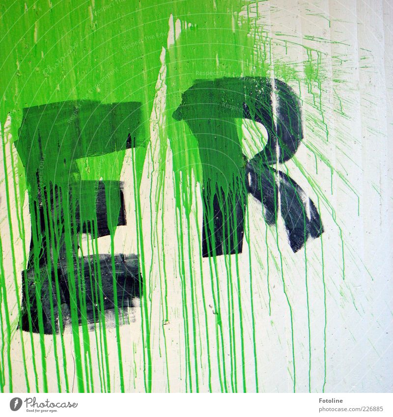 ER Mauer Wand grün schwarz weiß Buchstaben Farbstoff Schmiererei malen Farbfoto mehrfarbig Außenaufnahme Licht Straßenkunst Kunst Fleck trashig Schriftzeichen