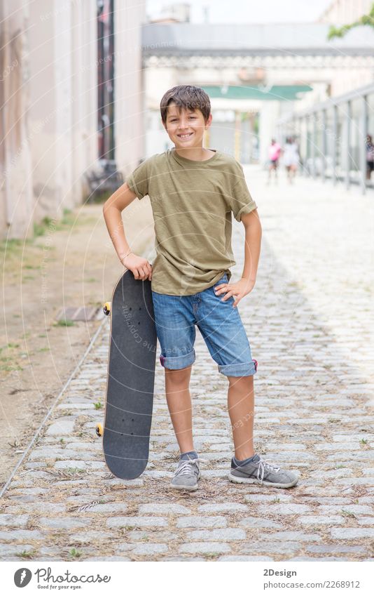 Nahaufnahme eines tragenden Skateboard und des Lächelns des Teenagers Lifestyle Freizeit & Hobby Ferien & Urlaub & Reisen Sommer Junger Mann Jugendliche
