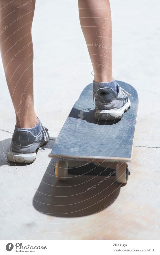 Nahaufnahmeskyboarder, der auf dem Skateboard bereit zur Aktion balanciert Frau Erwachsene Jugendliche Fuß Jugendkultur Beton Bewegung Geschwindigkeit blau