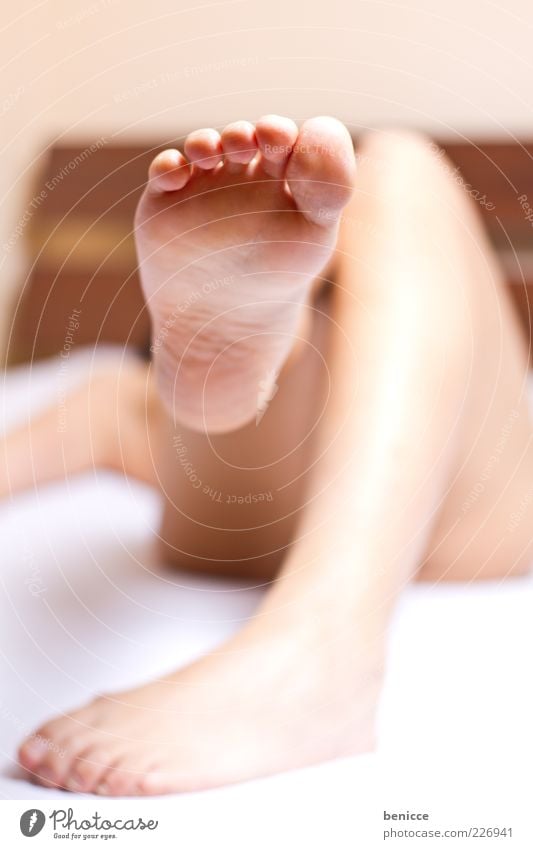 fünf Frau Mensch liegen Bett Fuß Beine Erholung treten Zehen Ferse Unschärfe Fußsohle Barfuß Nackte Haut anonym