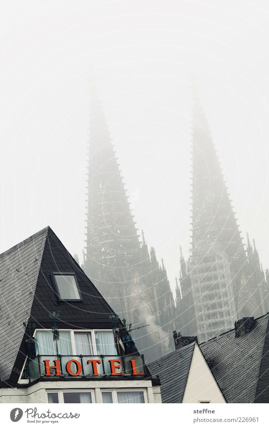 Alle Sehenswürdigkeiten Kölns auf einen Blick Winter Nebel Altstadt Skyline Haus Kirche Dom Wahrzeichen Kölner Dom schlechtes Wetter unklar Silhouette Hotel