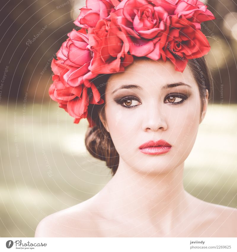 Schöne japanische Frau mit den rosa und roten Blumen im Haar schön Haut Gesicht Schminke Garten Mensch feminin Junge Frau Jugendliche Erwachsene 1 Natur Gras