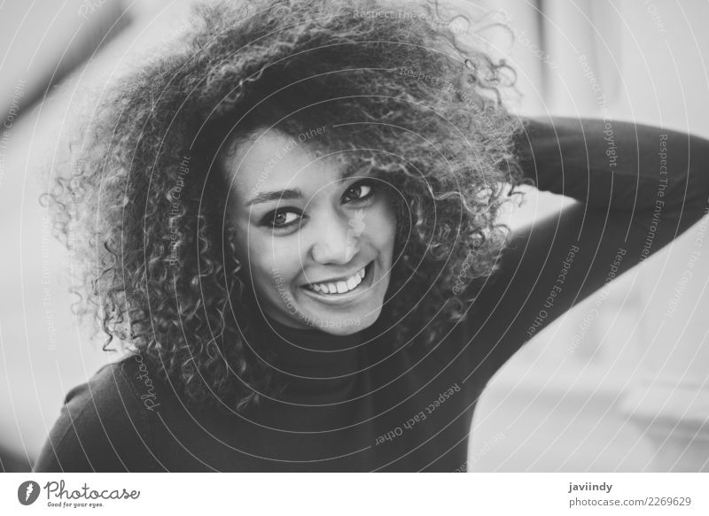 Nahaufnahme eines Porträts einer schönen jungen afroamerikanischen Frau elegant Stil Haare & Frisuren Gesicht Mensch feminin Junge Frau Jugendliche Erwachsene