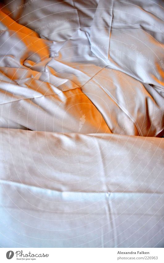 Bettzeug. Bettdecke Kissen Falte Knick Bettwäsche Erholung Farbfoto Menschenleer Textfreiraum unten Schatten Kopfkissen gebraucht Sauberkeit Vogelperspektive