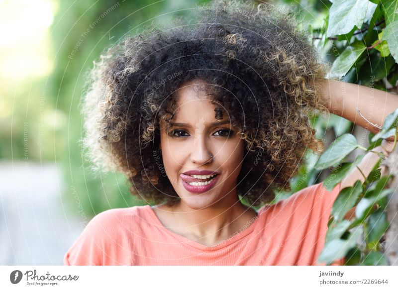 Schwarze Frau mit Zunge in einem Stadtpark Lifestyle Stil Freude Glück schön Haare & Frisuren Gesicht Mensch feminin Junge Frau Jugendliche Erwachsene 1