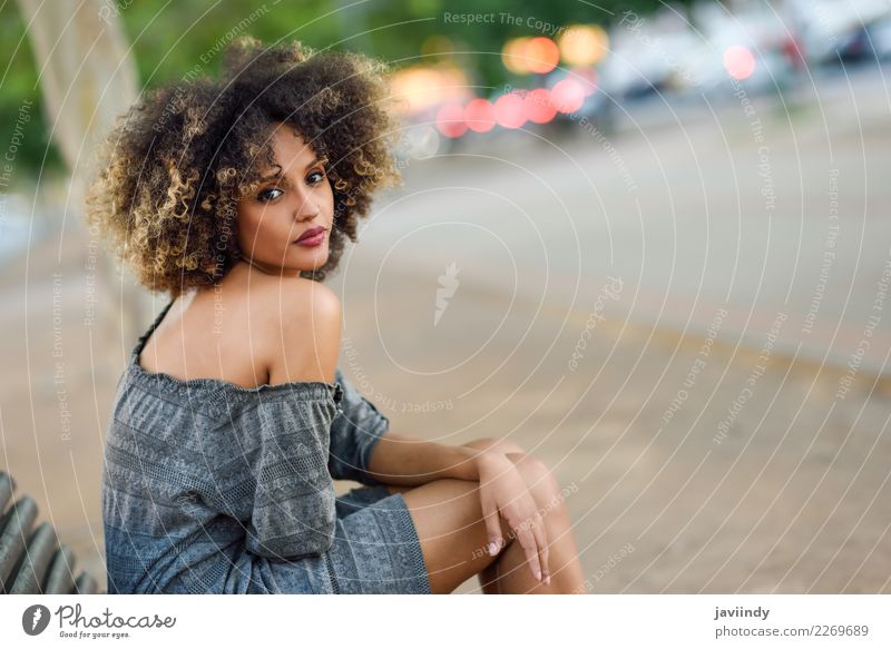 Schwarze Frau mit Afro-Frisur-Stil sitzt auf einer urbanen Bank. Lifestyle schön Haare & Frisuren Mensch feminin Junge Frau Jugendliche Erwachsene 1 18-30 Jahre
