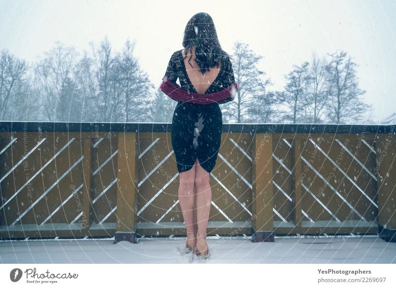 Sexy Frau im schwarzen Kleid unter Schneefällen elegant Silvester u. Neujahr Junge Frau Jugendliche Natur Schneefall Damenschuhe Denken Traurigkeit Einsamkeit
