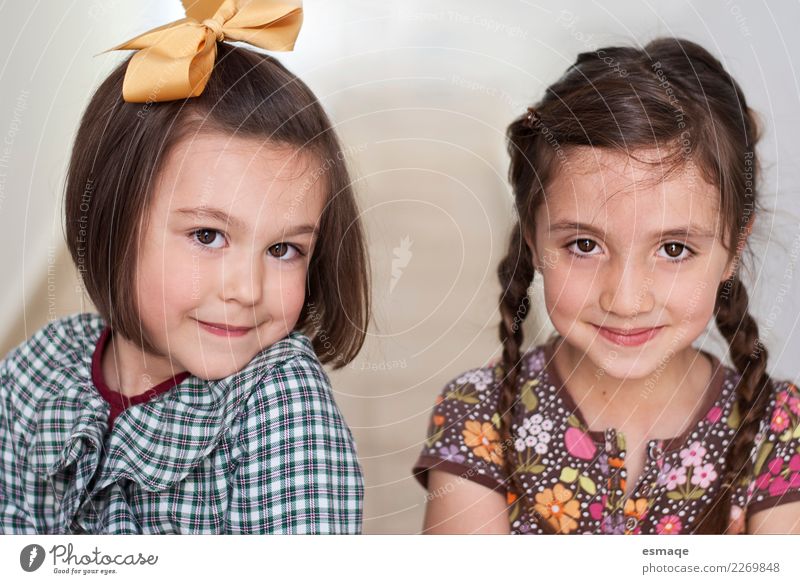 Junge Schwester Lifestyle Mensch Freundschaft Kindheit 2 3-8 Jahre Bekleidung Haare & Frisuren beobachten Denken Lächeln lachen authentisch einfach