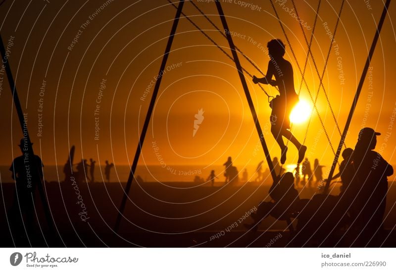 Strandleben I Lifestyle Freizeit & Hobby Spielen Mensch Kind Junge Menschengruppe Sonne Sonnenaufgang Sonnenuntergang Sonnenlicht Los Angeles Kalifornien